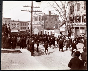 1898年ニューヨークのドブスフェリーでシルクハットに制服を着た男性がいる軍事パレード（銀ゼラチンプリント）